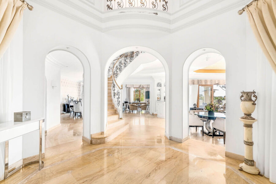 Rancho Paraiso - Bespoke Property with Top-Tier Finishes in Paraiso Alto