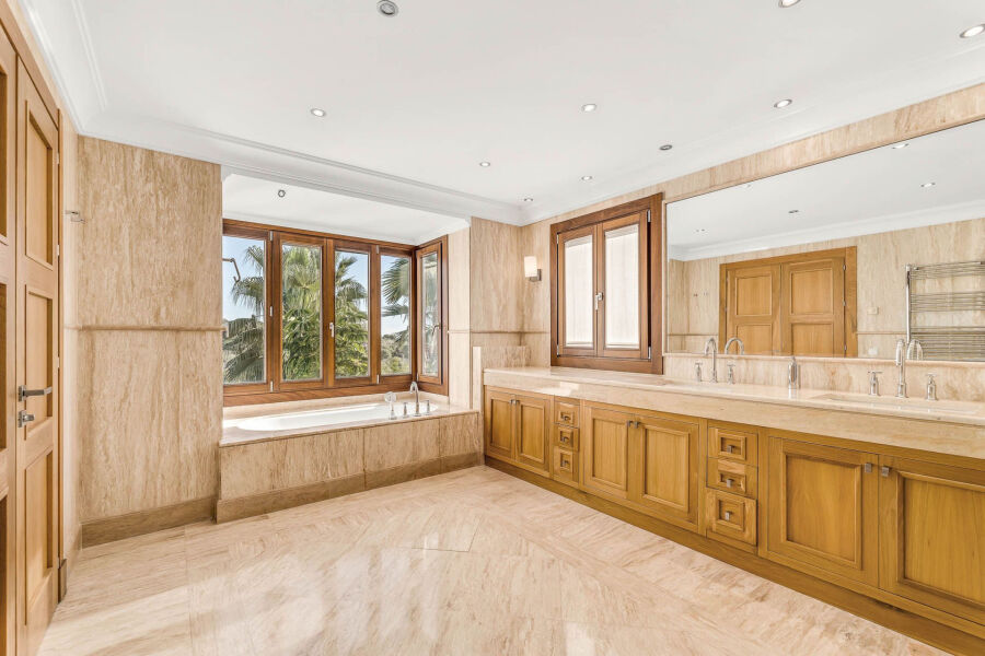 Rancho Paraiso - Bespoke Property with Top-Tier Finishes in Paraiso Alto
