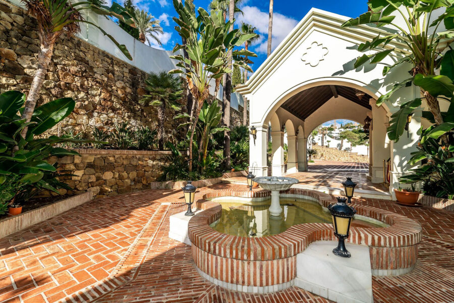 Rancho Paraiso - Bespoke Property with Top-Tier Finishes in Paraiso Alto