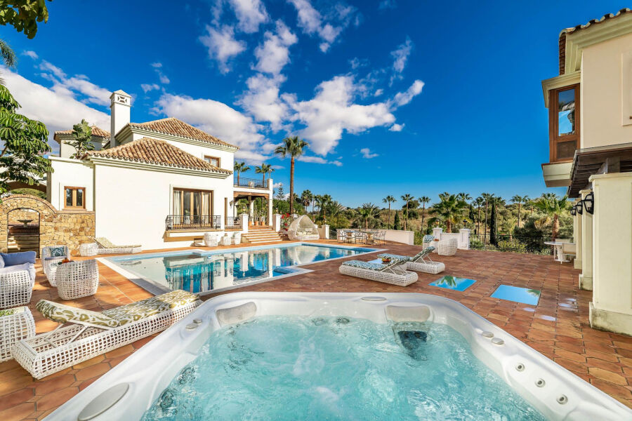 Rancho Paraiso - Bespoke Property with Top-Tier Finishes in Paraiso Alto