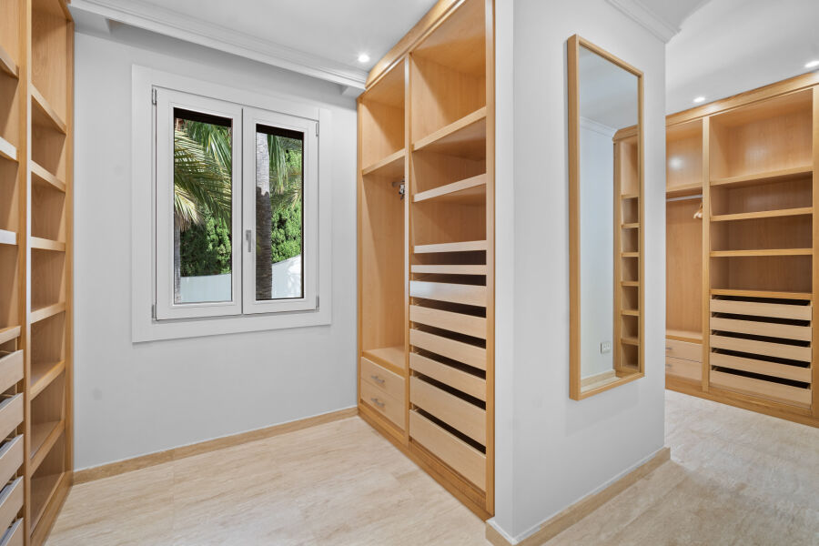 Rancho Paraiso - Bespoke Property with Top-Tier Finishes in Paraiso Alto