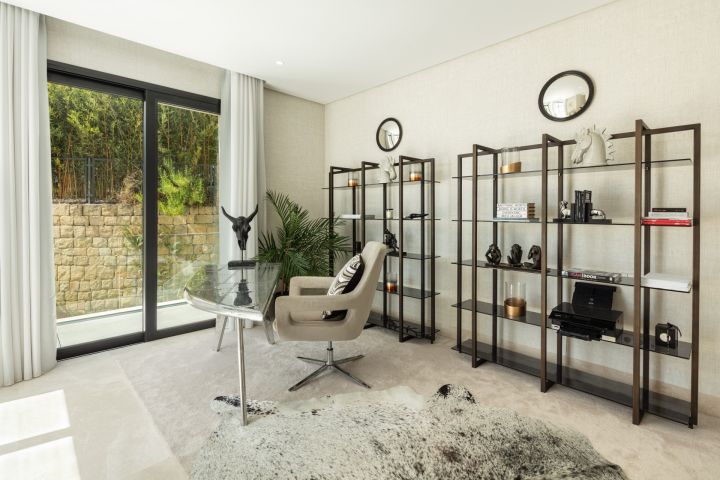 PARAISO 436 - Villa moderna en una urbanización privada en Estepona