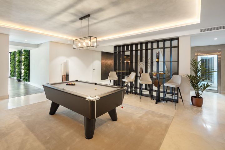 PARAISO 436 - Villa moderna en una urbanización privada en Estepona