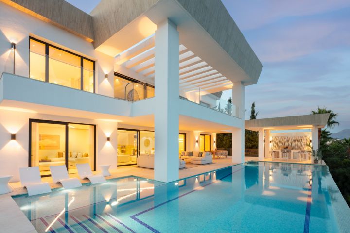 PARAISO 436 - Villa moderna en una urbanización privada en Estepona