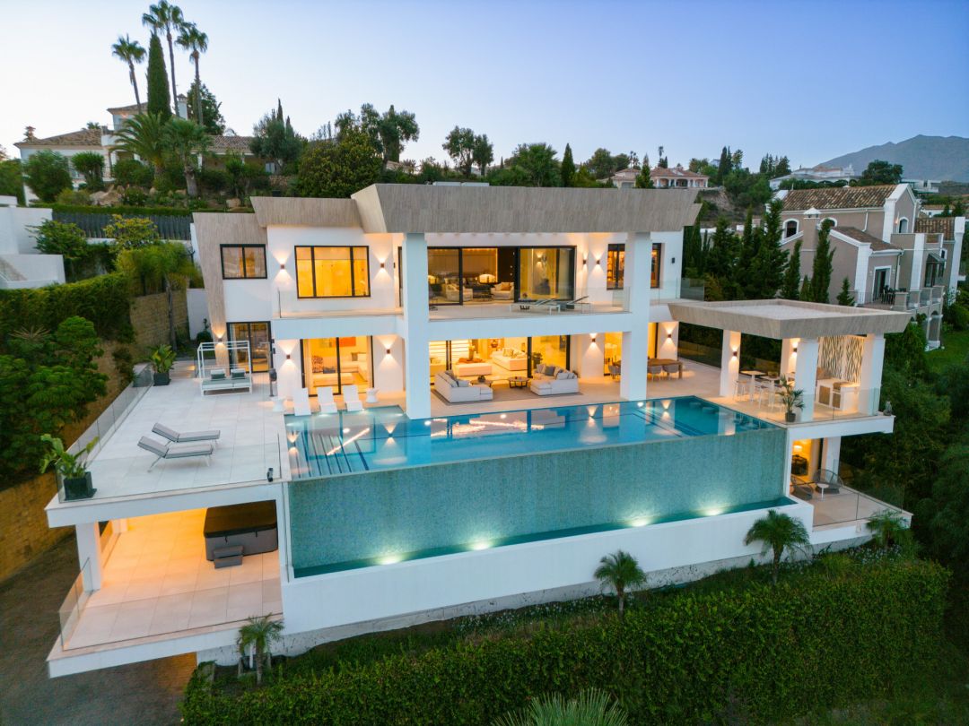 PARAISO 436 - Villa moderna en una urbanización privada en Estepona
