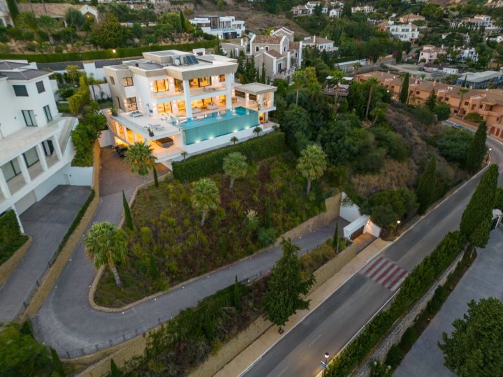 PARAISO 436 - Villa moderna en una urbanización privada en Estepona