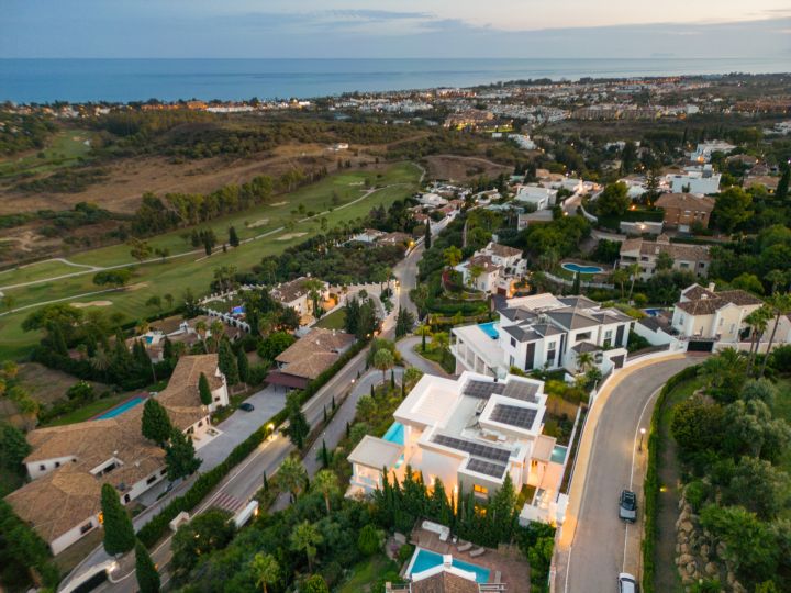 PARAISO 436 - Villa moderna en una urbanización privada en Estepona
