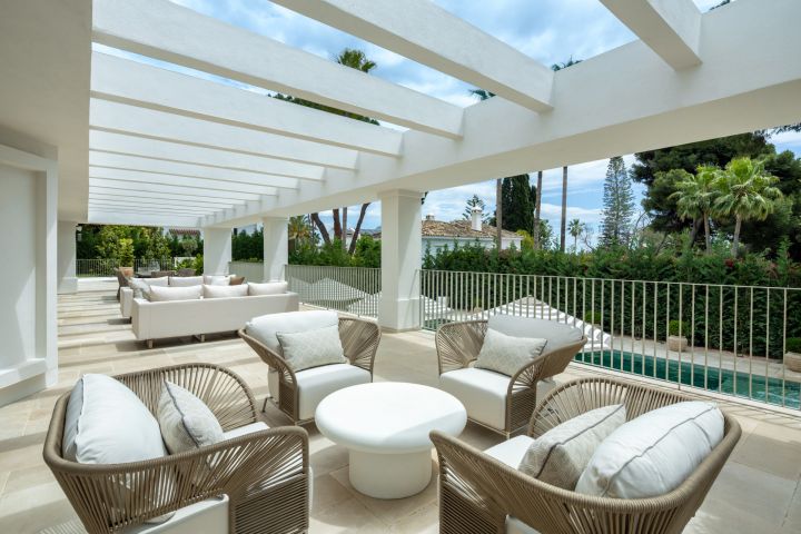 Villa Summer - Property with full-size private grass tennis court