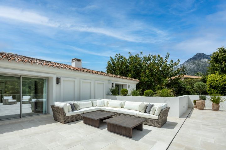 Villa Summer - Property with full-size private grass tennis court