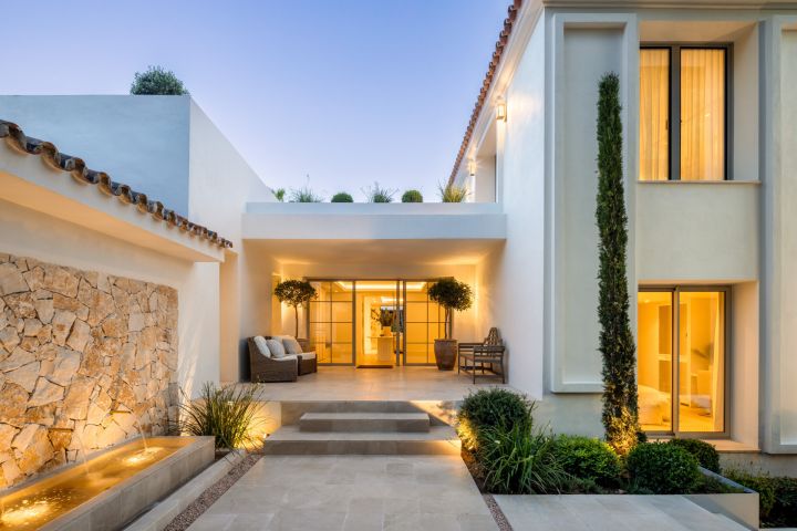Villa Summer - Property with full-size private grass tennis court