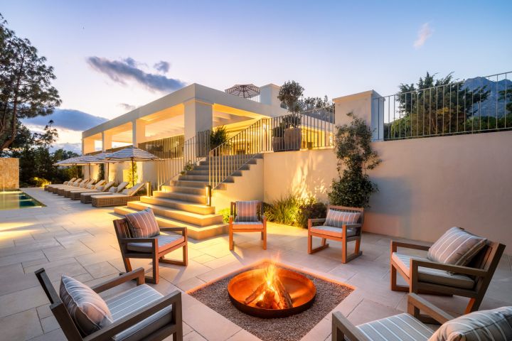 Villa Summer - Property with full-size private grass tennis court