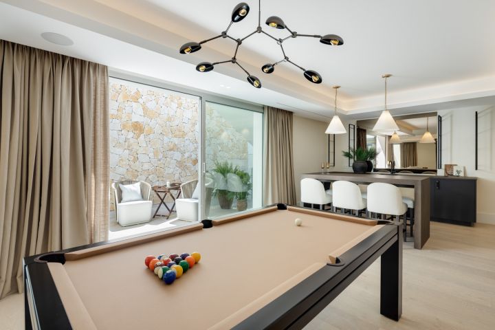 Villa Summer - Property with full-size private grass tennis court