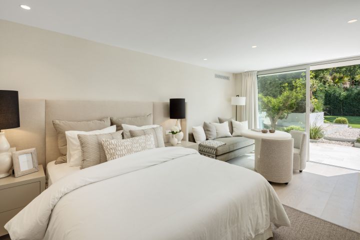 Villa Summer - Property with full-size private grass tennis court