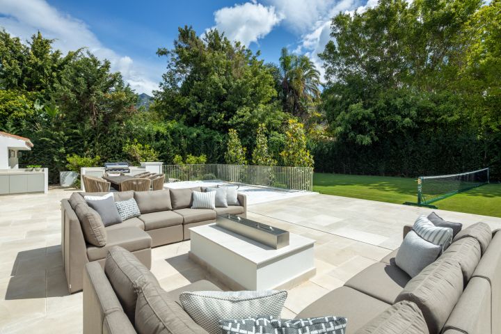 Villa Summer - Property with full-size private grass tennis court