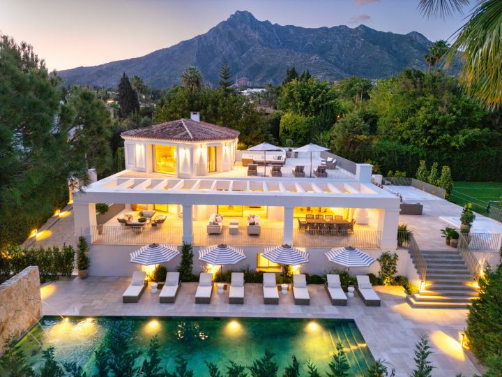 Villa Summer - Property with full-size private grass tennis court