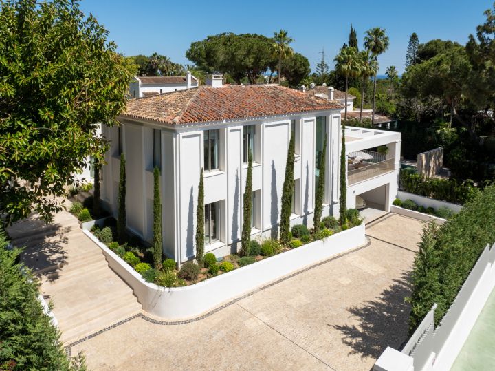 Villa Summer - Property with full-size private grass tennis court