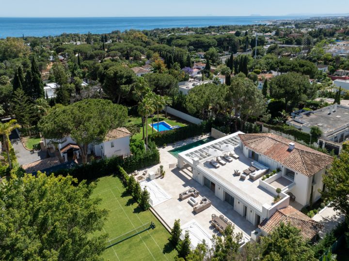 Villa Summer - Property with full-size private grass tennis court
