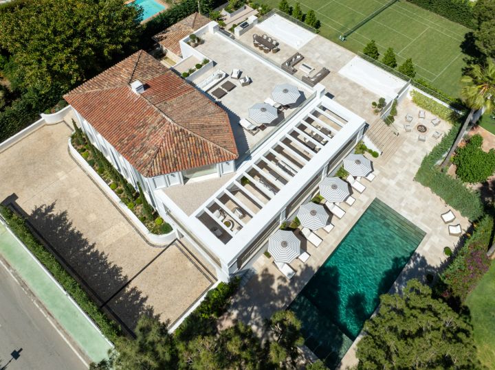 Villa Summer - Property with full-size private grass tennis court