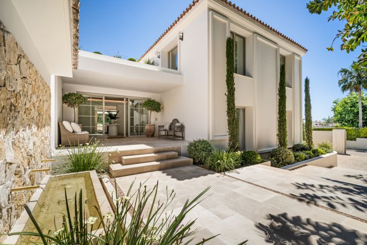 Villa Summer - Property with full-size private grass tennis court