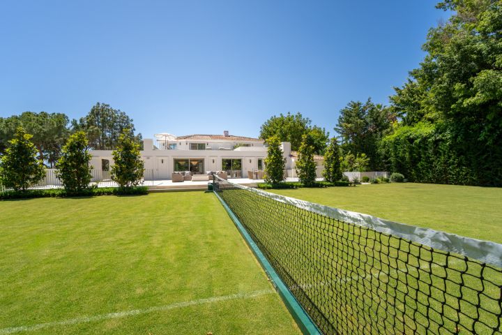 Villa Summer - Property with full-size private grass tennis court
