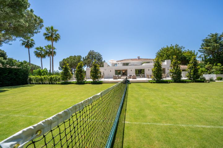 Villa Summer - Property with full-size private grass tennis court