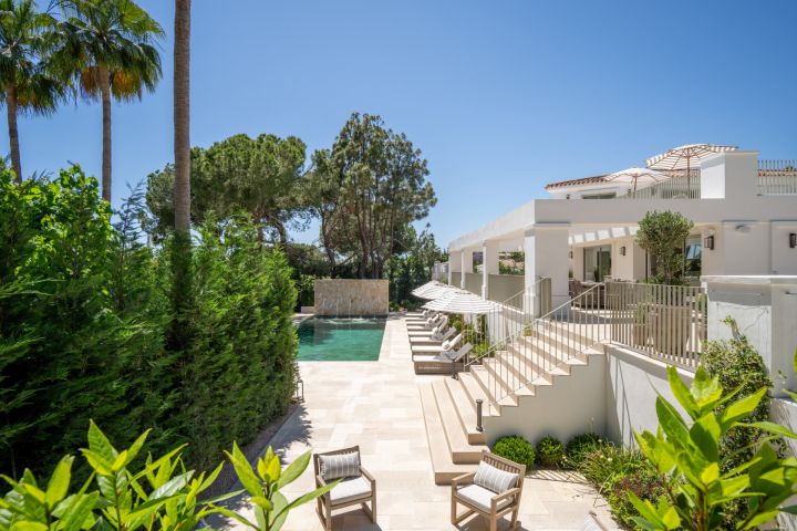 Villa Summer - Property with full-size private grass tennis court