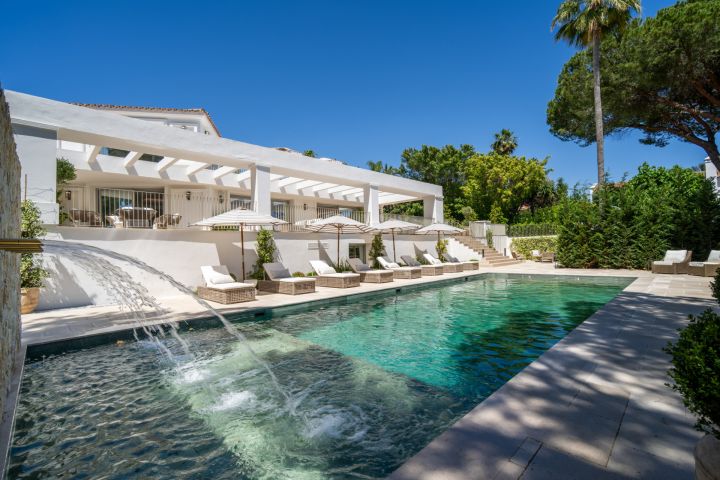 Villa Summer - Property with full-size private grass tennis court