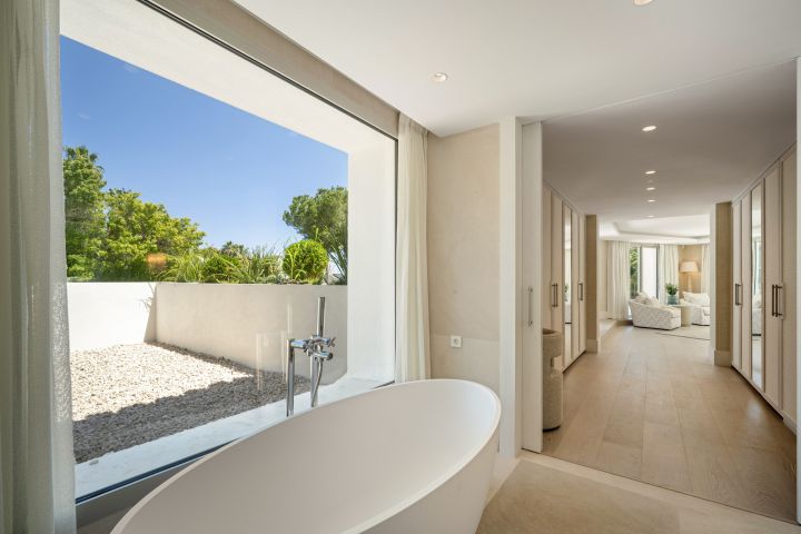 Villa Summer - Property with full-size private grass tennis court