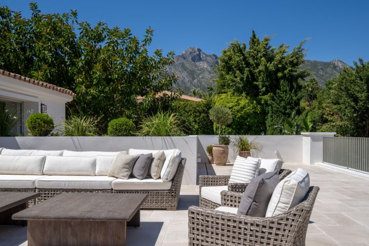 Villa Summer - Property with full-size private grass tennis court