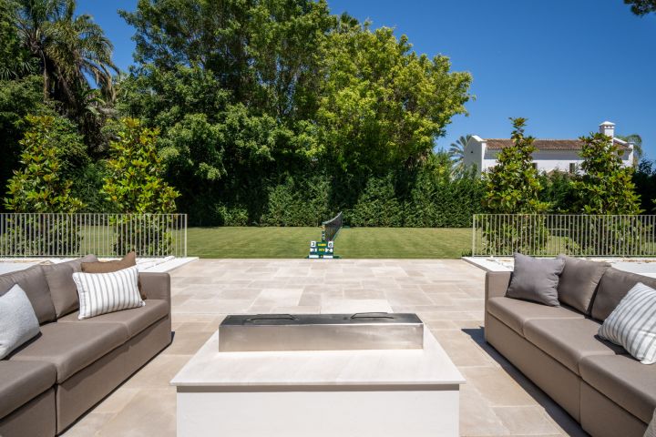 Villa Summer - Property with full-size private grass tennis court
