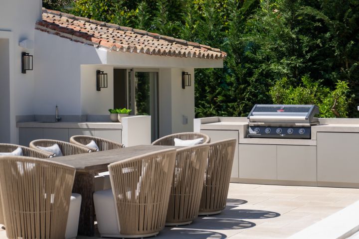 Villa Summer - Property with full-size private grass tennis court