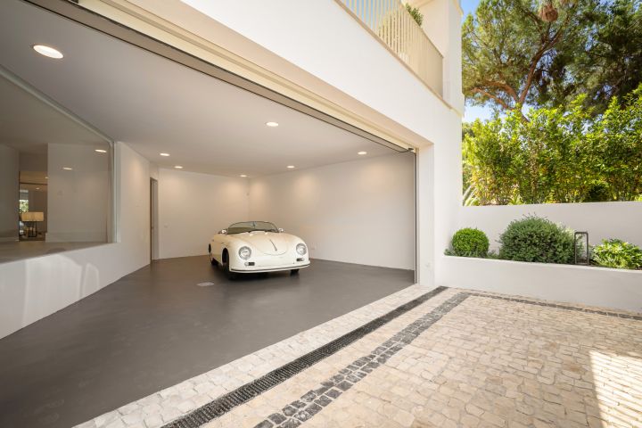 Villa Summer - Property with full-size private grass tennis court