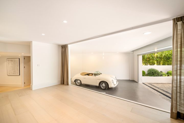 Villa Summer - Property with full-size private grass tennis court