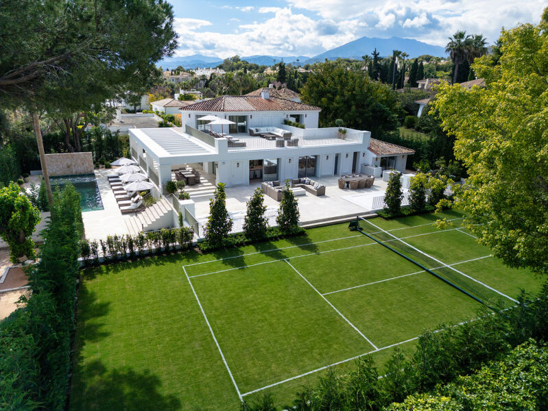 Villa Summer - Propiedad con pista de tenis de hierba privada de tamaño completo