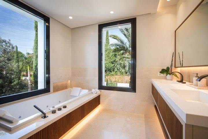 Altos Reales 2 - Villa contemporánea en primera línea de golf