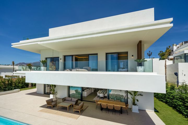 The Resina 6 - Refined Exclusive Villa Offering Golf Views in Estepona