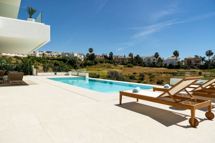 The Resina 6 - Villa exclusiva y refinada con vistas al campo de golf en Estepona