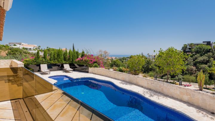 Exceptional villa located in La Quinta, Benahavis - Elegant Villa with Top-Tier Finishes