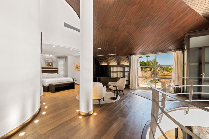 Exceptional villa located in La Quinta, Benahavis - Elegant Villa with Top-Tier Finishes