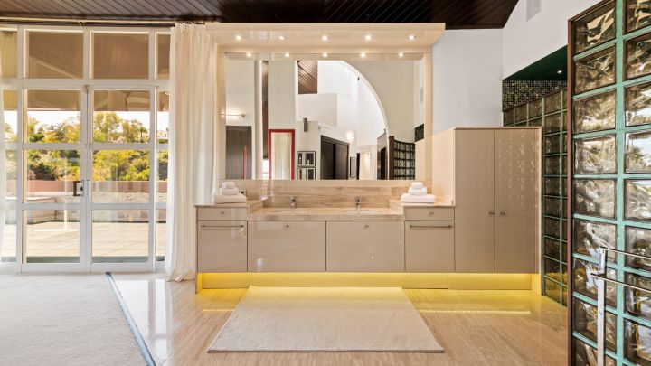 Exceptional villa located in La Quinta, Benahavis - Elegant Villa with Top-Tier Finishes