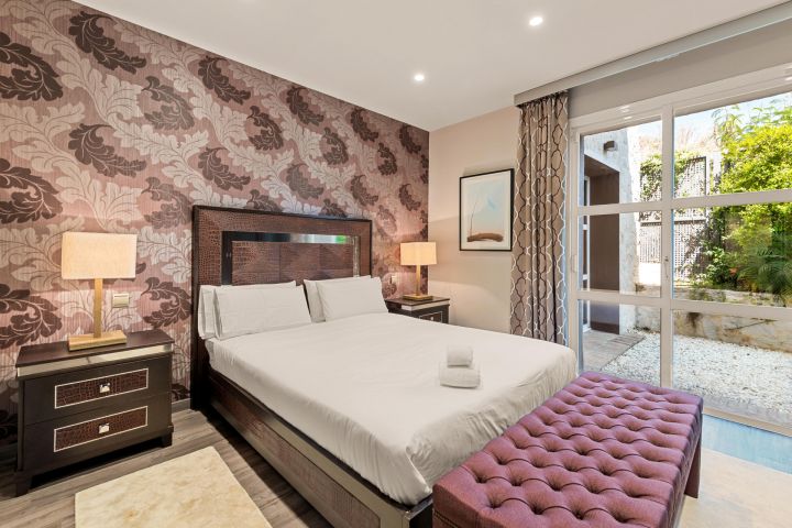Exceptional villa located in La Quinta, Benahavis - Elegant Villa with Top-Tier Finishes