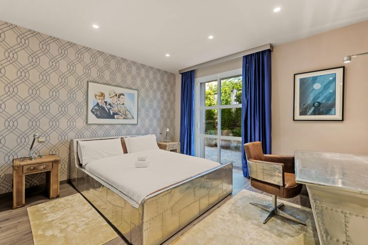Exceptional villa located in La Quinta, Benahavis - Elegant Villa with Top-Tier Finishes