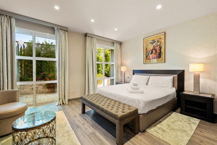 Exceptional villa located in La Quinta, Benahavis - Elegant Villa with Top-Tier Finishes