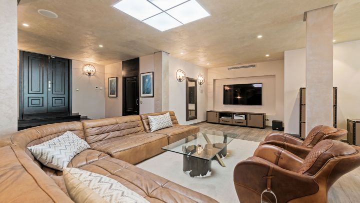 Exceptional villa located in La Quinta, Benahavis - Elegant Villa with Top-Tier Finishes