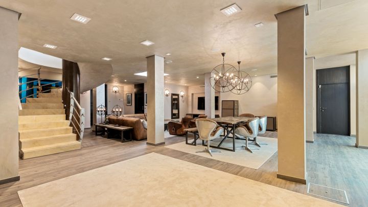 Exceptional villa located in La Quinta, Benahavis - Elegant Villa with Top-Tier Finishes