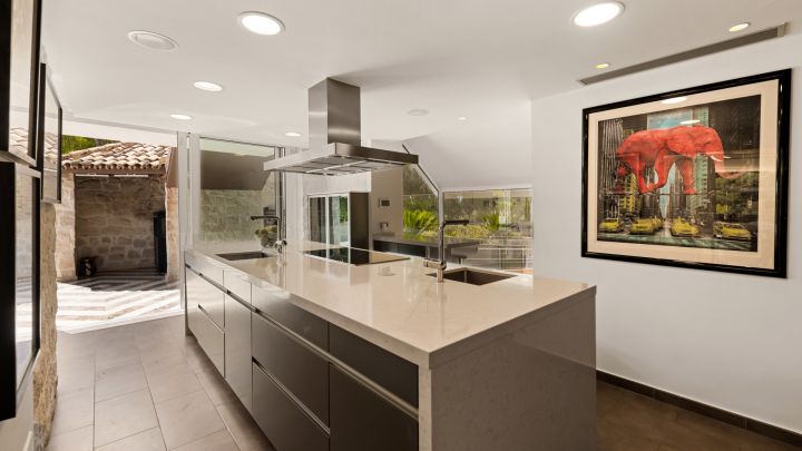 Exceptional villa located in La Quinta, Benahavis - Elegant Villa with Top-Tier Finishes