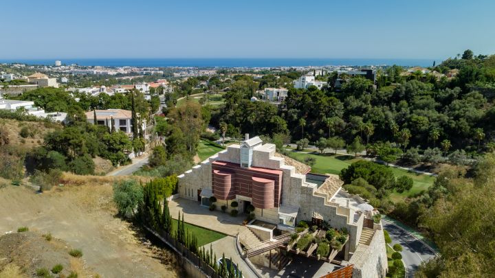 Exceptional villa located in La Quinta, Benahavis - Elegant Villa with Top-Tier Finishes