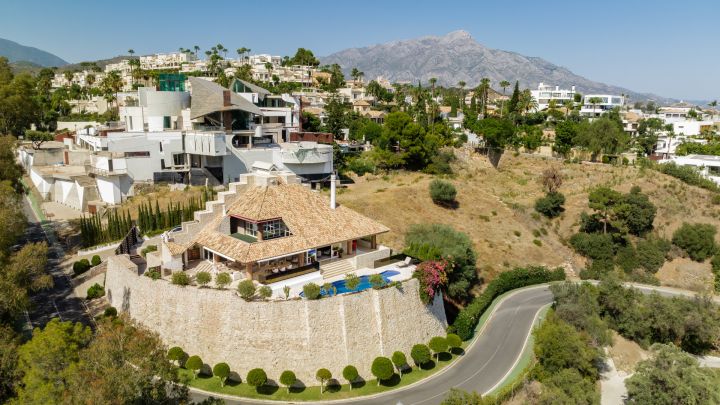 Exceptional villa located in La Quinta, Benahavis - Elegant Villa with Top-Tier Finishes