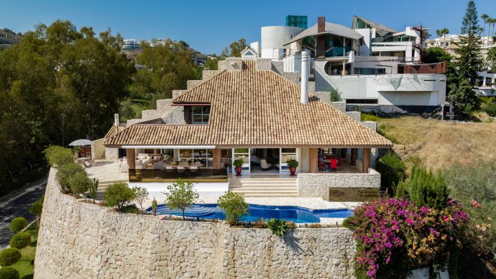 Exceptional villa located in La Quinta, Benahavis - Elegant Villa with Top-Tier Finishes