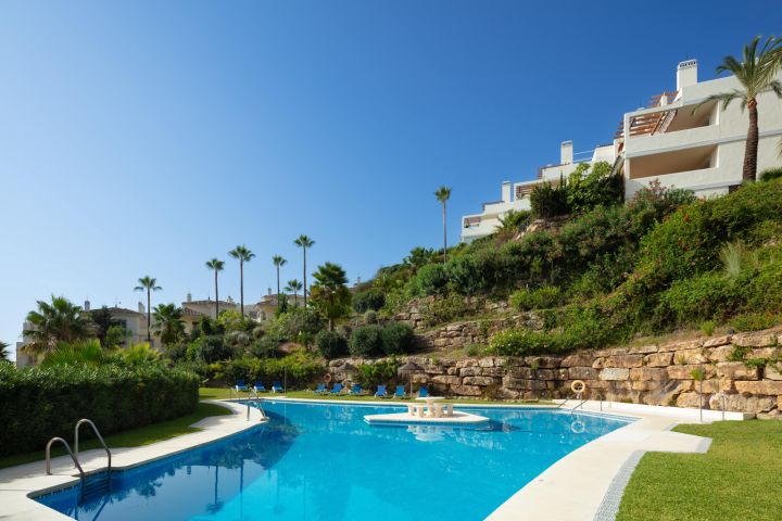 Luxurious duplex penthouse in Nueva Andalucía - Charming Property with Golf Views in Nueva Andalucía